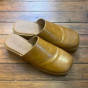 Lisa Says Gah Dakota Clog in Brown